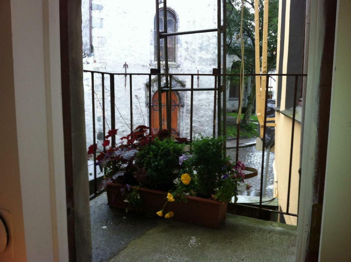 Central Location In The Heart Of Historic Bergen Bagian luar foto