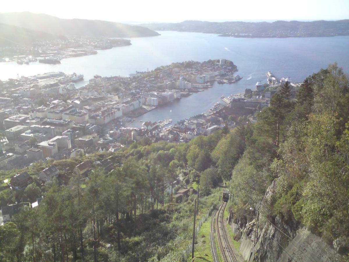 Central Location In The Heart Of Historic Bergen Bagian luar foto