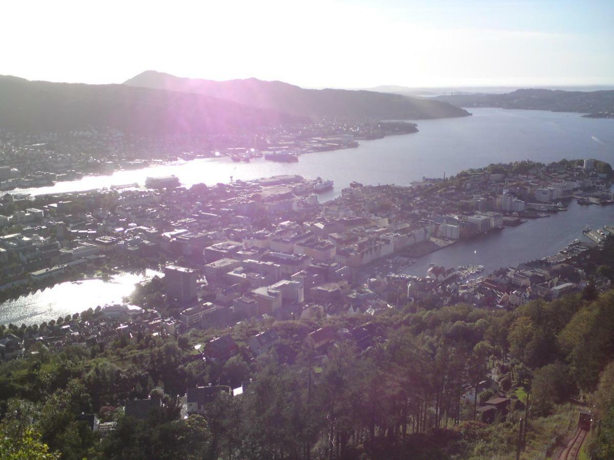 Central Location In The Heart Of Historic Bergen Bagian luar foto