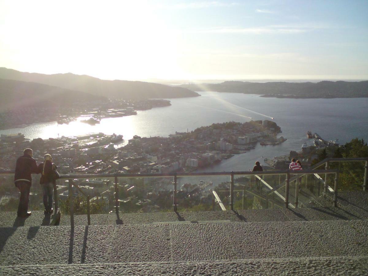 Central Location In The Heart Of Historic Bergen Bagian luar foto