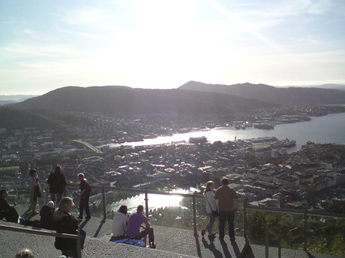 Central Location In The Heart Of Historic Bergen Bagian luar foto